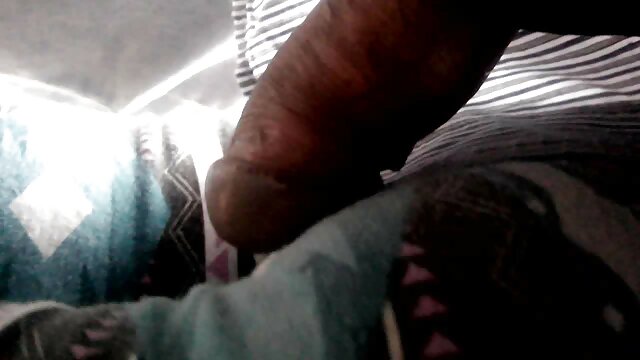 Sweet film porno dingue gratuit cutie serré joue avec elle-même, montrant ses pieds (4).