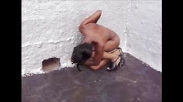 MILF Daisy Marie obtient un soin du visage en désordre film de sexe pornographique