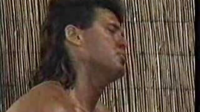DADDY4K. Une fille aux cheveux bouclés et un homme mûr essaient jeunes et film gratuit de sexe vieux