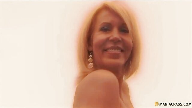 MomsWithBoys porno cheval gratuit - Une mamie blonde mature jouit d'une jeune bite