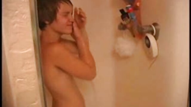 MILF sexy et son fils baisent sur leur canapé en film porno amateur gratuit sexting
