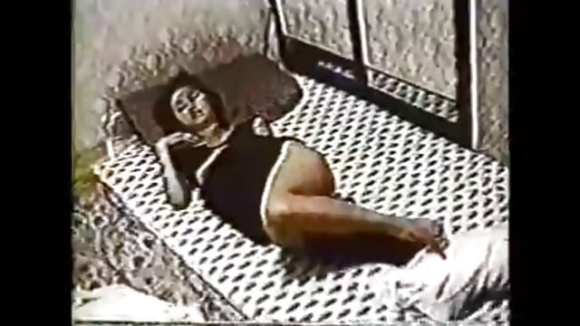 Adolescent coquine film de sexe pour adulte à gorge avant d'écarter les jambes