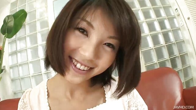 Brunette poussin jouant le te kif porno cul