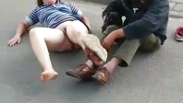 Une adolescente aux cheveux au curry film prono streaming joue avec la chatte en cam